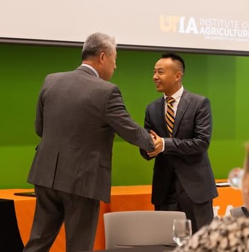 Dean Xin awards Mi Li distinguished young scientist award at UTIA banquet